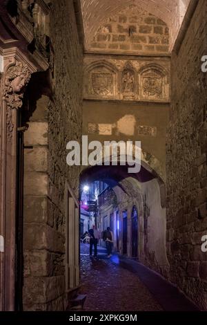 Der Almedina-Bogen und Turm einer Verteidigungsanlage in der alten mittelalterlichen Mauer in der Stadt Coimbra, Portugal Stockfoto