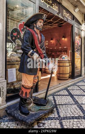 Skulptur-Statue oder Puppe von Kapitän Porto in der Fußgängerzone Rue Ferreira Borges in der portugiesischen Stadt Coimbra, Portugal, Europa Stockfoto