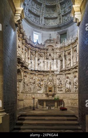 Das Innere der Alten Kathedrale (SE Velha) der portugiesischen Stadt Coimbra, Portugal Stockfoto