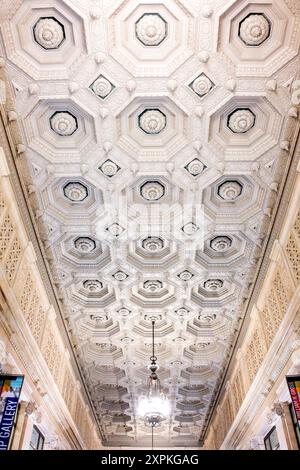 Decke des US Post Office Building Washington DC // WASHINGTON DC – die kunstvoll verzierte Decke des historischen US Post Office Building in Washington DC zeigt den exquisiten Beaux-Arts-Architekturstil. Diese Decke befindet sich in dem Gebäude, in dem sich heute das Smithsonian National Postal Museum befindet, und zeigt komplizierte Details und handwerkliches Können, das für das Design des frühen 20. Jahrhunderts emblematisch ist. Das historische US Post Office Building ist ein Wahrzeichen des architektonischen Erbes und ein Zeugnis der künstlerischen Eleganz seiner Zeit. Stockfoto