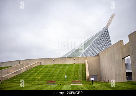 TRIANGLE, Virginia, USA – der markante Turm des National Museum of the Marine Corps erhebt sich über den Bäumen in Triangle, Virginia. Der 210 m hohe, geneigte Stahlmast, der durch ein hoch aufragendes Glasatrium führt, erinnert an das ikonische Bild der Marines, die während des Zweiten Weltkriegs die Flagge auf Iwo Jima hissen. das im November 2006 eröffnete Gebäude wurde zu einem Wahrzeichen entlang des I-95-Korridors in der Nähe von Quantico. Stockfoto