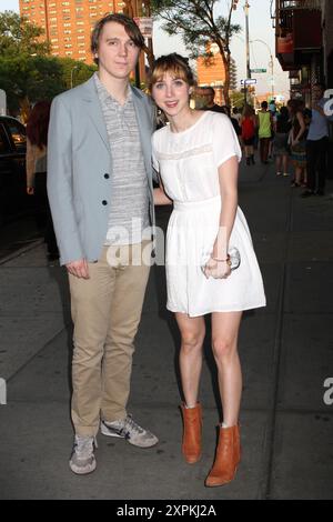 Zoe Kazan und Paul Dano besuchen eine Vorführung von „The East“ im Landmark Sunshine Cinema in New York City. Stockfoto