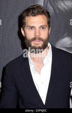 Jamie Dornan besucht eine spezielle Fan-Vorführung von „Fifty Shades of Grey“ im Ziegfeld Theater in New York. Stockfoto