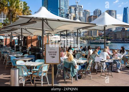 Sydney Circular Quay, Leute genießen Mittagessen und Essen im Whalebridge Französisch Bistro Restaurant neben Sydney Hafen, NSW, Australien Stockfoto