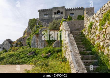 Antike Kapelle, eingebettet zwischen Felsen über Treppen in sintra, mit üppigem Grün umgeben sie Stockfoto