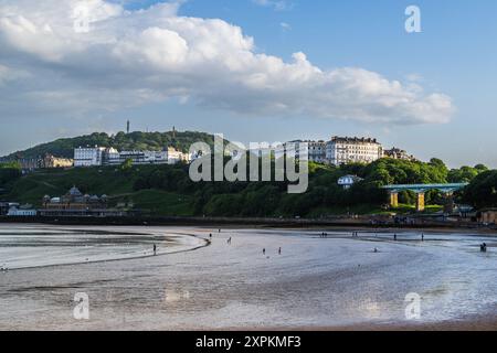 Blick auf Scarborough Beach und South Bay Beach, Scarborough, North Yorkshire, England, Europa Stockfoto