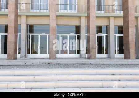 Moderne Fassade des Pfarrhauses der Universität von lissabon, 1961 eröffnet, mit Stufen und Fenstern, die den Himmel reflektieren Stockfoto