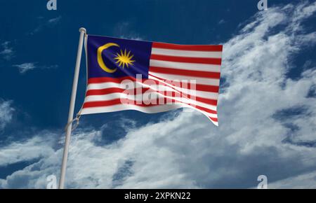 malaysische Landesflagge weht blauer Himmel Wolke weiße Landmarke 31 Einunddreißig Datum Tag august Monat Unabhängigkeit kuala lumpur Business Out Stockfoto