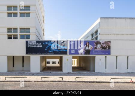Außenansicht der Fakultät für Wissenschaften, Gebäude c6 an der Universität von lissabon, mit akademischen Bannern Stockfoto