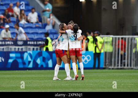 Lyon, Frankreich. August 2024. Alyssa Naeher (USA) Fußball/Fußball : Naeher feiert mit den Mannschaftsspielern nach dem Sieg bei den Olympischen Spielen 2024 der Frauen Halbfinalspiel zwischen den USA 1-0 Deutschland im Stade de Lyon in Lyon, Frankreich . Quelle: Mutsu Kawamori/AFLO/Alamy Live News Stockfoto