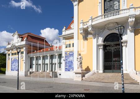 Der Eingang des historischen carlos lopes Pavillons mit traditionellen portugiesischen Fliesen an einem sonnigen Tag Stockfoto