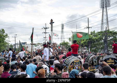 Chittagong, Chattogram, Bangladesch. August 2024. Menschen aus allen Gesellschaftsschichten, darunter Tausende von Studenten, nahmen an fröhlichen Prozessionen im ganzen Land Teil, bei denen Scheich Hasinas Rücktritt aus dem Amt des Premierministers und ihre Abreise aus dem Land am Montag gefeiert wurde. Bangladeschs Premierminister Scheich Hasina ist zurückgetreten und ist angesichts der anhaltenden Proteste aus dem Land geflohen. Tausende von Menschen sind auf die Straßen von Bangladesch gegangen, als Premierminister Scheich Hasina nach wochenlangen tödlichen Protesten gegen die Regierung zurücktrat. (Kreditbild: © Md. Zakir Hossain/ Stockfoto