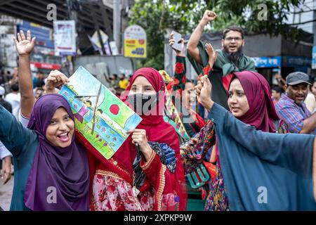 Chittagong, Chattogram, Bangladesch. August 2024. Menschen aus allen Gesellschaftsschichten, darunter Tausende von Studenten, nahmen an fröhlichen Prozessionen im ganzen Land Teil, bei denen Scheich Hasinas Rücktritt aus dem Amt des Premierministers und ihre Abreise aus dem Land am Montag gefeiert wurde. Bangladeschs Premierminister Scheich Hasina ist zurückgetreten und ist angesichts der anhaltenden Proteste aus dem Land geflohen. Tausende von Menschen sind auf die Straßen von Bangladesch gegangen, als Premierminister Scheich Hasina nach wochenlangen tödlichen Protesten gegen die Regierung zurücktrat. (Kreditbild: © Md. Zakir Hossain/ Stockfoto