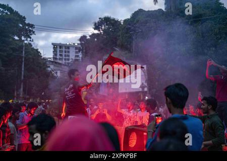 Chittagong, Chattogram, Bangladesch. August 2024. Menschen aus allen Gesellschaftsschichten, darunter Tausende von Studenten, nahmen an fröhlichen Prozessionen im ganzen Land Teil, bei denen Scheich Hasinas Rücktritt aus dem Amt des Premierministers und ihre Abreise aus dem Land am Montag gefeiert wurde. Bangladeschs Premierminister Scheich Hasina ist zurückgetreten und ist angesichts der anhaltenden Proteste aus dem Land geflohen. Tausende von Menschen sind auf die Straßen von Bangladesch gegangen, als Premierminister Scheich Hasina nach wochenlangen tödlichen Protesten gegen die Regierung zurücktrat. (Kreditbild: © Md. Zakir Hossain/ Stockfoto