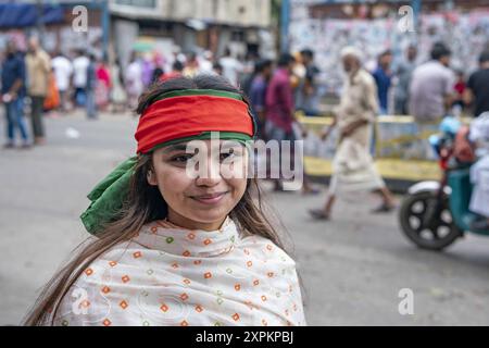 Chittagong, Chattogram, Bangladesch. August 2024. Menschen aus allen Gesellschaftsschichten, darunter Tausende von Studenten, nahmen an fröhlichen Prozessionen im ganzen Land Teil, bei denen Scheich Hasinas Rücktritt aus dem Amt des Premierministers und ihre Abreise aus dem Land am Montag gefeiert wurde. Bangladeschs Premierminister Scheich Hasina ist zurückgetreten und ist angesichts der anhaltenden Proteste aus dem Land geflohen. Tausende von Menschen sind auf die Straßen von Bangladesch gegangen, als Premierminister Scheich Hasina nach wochenlangen tödlichen Protesten gegen die Regierung zurücktrat. (Kreditbild: © Md. Zakir Hossain/ Stockfoto