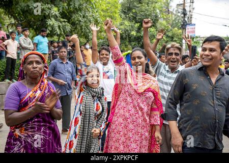 Chittagong, Chattogram, Bangladesch. August 2024. Menschen aus allen Gesellschaftsschichten, darunter Tausende von Studenten, nahmen an fröhlichen Prozessionen im ganzen Land Teil, bei denen Scheich Hasinas Rücktritt aus dem Amt des Premierministers und ihre Abreise aus dem Land am Montag gefeiert wurde. Bangladeschs Premierminister Scheich Hasina ist zurückgetreten und ist angesichts der anhaltenden Proteste aus dem Land geflohen. Tausende von Menschen sind auf die Straßen von Bangladesch gegangen, als Premierminister Scheich Hasina nach wochenlangen tödlichen Protesten gegen die Regierung zurücktrat. (Kreditbild: © Md. Zakir Hossain/ Stockfoto