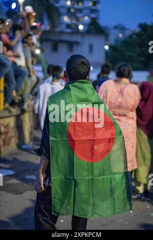 Chittagong, Chattogram, Bangladesch. August 2024. Menschen aus allen Gesellschaftsschichten, darunter Tausende von Studenten, nahmen an fröhlichen Prozessionen im ganzen Land Teil, bei denen Scheich Hasinas Rücktritt aus dem Amt des Premierministers und ihre Abreise aus dem Land am Montag gefeiert wurde. Bangladeschs Premierminister Scheich Hasina ist zurückgetreten und ist angesichts der anhaltenden Proteste aus dem Land geflohen. Tausende von Menschen sind auf die Straßen von Bangladesch gegangen, als Premierminister Scheich Hasina nach wochenlangen tödlichen Protesten gegen die Regierung zurücktrat. (Kreditbild: © Md. Zakir Hossain/ Stockfoto