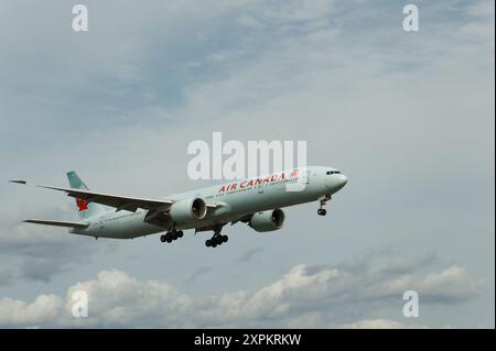 Air Canada, Boeing 777-333ER, Abfahrt am Montréal-Pierre Elliott Trudeau International Airport, Dorval, Quebec, Kanada Stockfoto