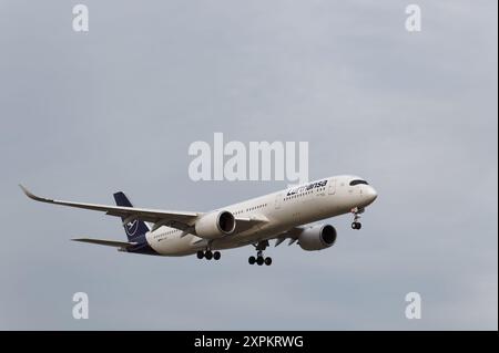 Lufthansa, Airbus A350-900 Abfahrt am Montréal-Pierre Elliott Trudeau International Airport, Dorval, Quebec, Kanada Stockfoto