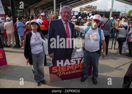 Mexiko-Stadt, Mexiko, Mexiko. August 2024. Militanten und Unterstützer von Andres Manuel Lopez Obrador, dem derzeitigen Präsidenten Mexikos, machen im Rahmen der Kampagne zur Entlassung des Präsidenten Fotos mit einer lebensgroßen Puppe des Präsidenten. (Kreditbild: © Luis E Salgado/ZUMA Press Wire) NUR REDAKTIONELLE VERWENDUNG! Nicht für kommerzielle ZWECKE! Quelle: ZUMA Press, Inc./Alamy Live News Stockfoto