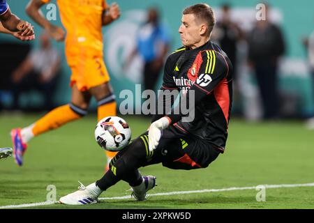 Charlotte, North Carolina, USA. August 2024. Real Madrid Torhüter ANDRIY LUNIN (13) spart während der zweiten Hälfte des Spiels der Soccer Champions Tour Real Madrid gegen Chelsea FC im Bank of America Stadium in Charlotte, NC am 6. August 2024. (Kreditbild: © Cory Knowlton/ZUMA Press Wire) NUR REDAKTIONELLE VERWENDUNG! Nicht für kommerzielle ZWECKE! Quelle: ZUMA Press, Inc./Alamy Live News Stockfoto