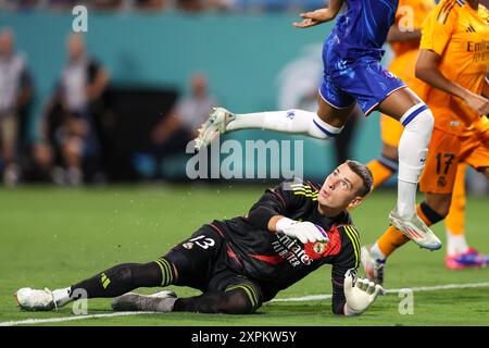 Charlotte, North Carolina, USA. August 2024. Real Madrid Torhüter ANDRIY LUNIN (13) rutscht in der zweiten Hälfte des Spiels der Soccer Champions Tour Real Madrid gegen Chelsea FC im Bank of America Stadium in Charlotte, NC am 6. August 2024 unter einem Spieler des FC Chelsea. (Kreditbild: © Cory Knowlton/ZUMA Press Wire) NUR REDAKTIONELLE VERWENDUNG! Nicht für kommerzielle ZWECKE! Quelle: ZUMA Press, Inc./Alamy Live News Stockfoto