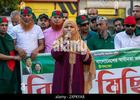 Madrid, Spanien. August 2024. Eine Frau spricht bei einer Kundgebung mit der Menge. Die in Spanien lebende Bangladesche Gemeinschaft, vertreten und in Madrid durch die Organisation „Valiente Bangla“ einberufen, feierte auf dem Lavapies-Platz den Rücktritt von Premierminister Scheich Hasina und unterstützte die Studenten, die in Bangladesch gegen Korruption der Regierung protestierten. Quelle: SOPA Images Limited/Alamy Live News Stockfoto