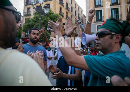 Madrid, Spanien. August 2024. Ein Mann reagiert während einer Kundgebung. Die in Spanien lebende Bangladesche Gemeinschaft, vertreten und in Madrid durch die Organisation „Valiente Bangla“ einberufen, feierte auf dem Lavapies-Platz den Rücktritt von Premierminister Scheich Hasina und unterstützte die Studenten, die in Bangladesch gegen Korruption der Regierung protestierten. Quelle: SOPA Images Limited/Alamy Live News Stockfoto