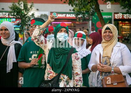 Madrid, Spanien. August 2024. Eine Frau hebt bei einer Kundgebung die Faust. Die in Spanien lebende Bangladesche Gemeinschaft, vertreten und in Madrid durch die Organisation „Valiente Bangla“ einberufen, feierte auf dem Lavapies-Platz den Rücktritt von Premierminister Scheich Hasina und unterstützte die Studenten, die in Bangladesch gegen Korruption der Regierung protestierten. Quelle: SOPA Images Limited/Alamy Live News Stockfoto