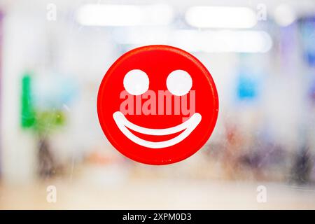 Dekorativer roter Smiley an der Tür zum Entwicklungszentrum. Zurück zur Schule Stockfoto