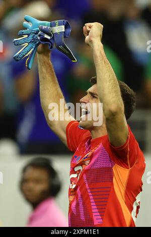 Der argentinische Torhüter Emiliano Martinez feiert, nachdem er Ecuador im Viertelfinalspiel Copa America USA 2024 im NRG-Stadion in Houston am 4. Juli 2024 mit Elfmeterschießen besiegt hat. Stockfoto