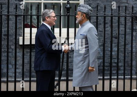 London, Großbritannien. August 2024. Der britische Premierminister Keir Starmer begrüßt den Sultan von Oman Haitham bin Tariq Al Said in der Downing Street. Quelle: SOPA Images Limited/Alamy Live News Stockfoto