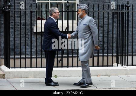 London, Großbritannien. August 2024. Der britische Premierminister Keir Starmer begrüßt den Sultan von Oman Haitham bin Tariq Al Said in der Downing Street. Quelle: SOPA Images Limited/Alamy Live News Stockfoto