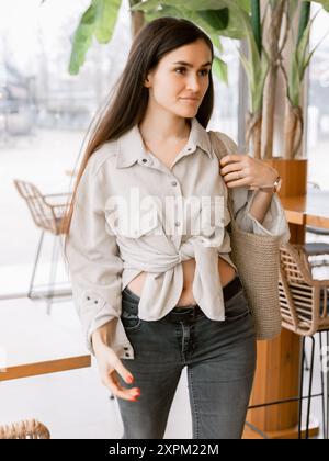 Brünette stilvolle attraktive Frau spazieren im Café Stockfoto