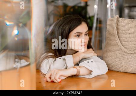 Porträt der träumenden jungen attraktiven Frau im Café Stockfoto