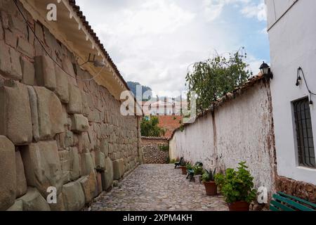 Hatun Rumiyoc, Steinmauer eines Inka-Palastes, derzeit Teil einer Mauer im Palast des Erzbischofs von Cuzco, C. Hatunrumiyoc, Cusco, Peru Stockfoto