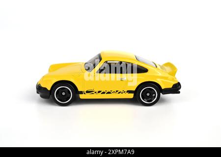 Hot Wheels Porsche 911 Carrera RS 2,7 in gelb auf weißem Hintergrund – Wales, Großbritannien – 27. Juli 2024 Stockfoto