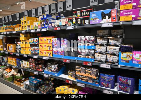 Hunde- und Katzenfutter in den Regalen in Lidl - Wales, Großbritannien - 01. August 2024 Stockfoto