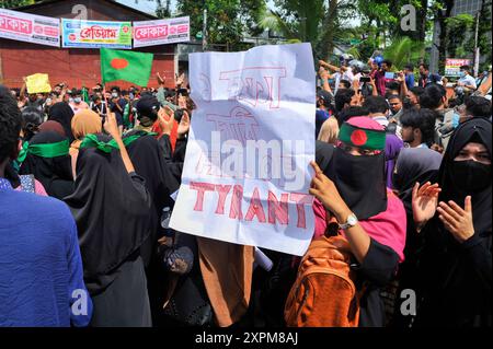 Massenproteste in Bangladesch heute halten Studenten und Menschen ein Protestprogramm am Chauhatta Point in Sylhet für 9-Punkte-Forderungen ab. Es gibt Spannungen in der Stadt. Während des Protestprogramms stießen Demonstranten eine Stunde lang mit der Polizei zusammen und es fanden mehrere Verfolgungen und Verfolgungen statt. Am 3. August 2024 in Sylhet, Bangladesch. Sylhet Sylhet District Bangladesch Copyright: XMdxRafayatxHaquexKhanx Stockfoto