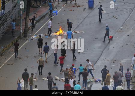 Massenproteste in Bangladesch heute halten Studenten und Menschen ein Protestprogramm am Chauhatta Point in Sylhet für 9-Punkte-Forderungen ab. Es gibt Spannungen in der Stadt. Während des Protestprogramms stießen Demonstranten eine Stunde lang mit der Polizei zusammen und es fanden mehrere Verfolgungen und Verfolgungen statt. Am 3. August 2024 in Sylhet, Bangladesch. Sylhet Sylhet District Bangladesch Copyright: XMdxRafayatxHaquexKhanx Stockfoto