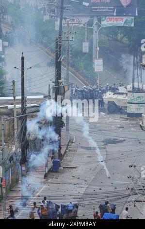 Massenproteste in Bangladesch heute halten Studenten und Menschen ein Protestprogramm am Chauhatta Point in Sylhet für 9-Punkte-Forderungen ab. Es gibt Spannungen in der Stadt. Während des Protestprogramms stießen Demonstranten eine Stunde lang mit der Polizei zusammen und es fanden mehrere Verfolgungen und Verfolgungen statt. Am 3. August 2024 in Sylhet, Bangladesch. Sylhet Sylhet District Bangladesch Copyright: XMdxRafayatxHaquexKhanx Stockfoto