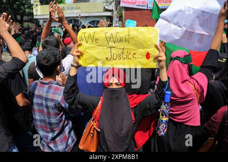 Massenproteste in Bangladesch heute halten Studenten und Menschen ein Protestprogramm am Chauhatta Point in Sylhet für 9-Punkte-Forderungen ab. Es gibt Spannungen in der Stadt. Während des Protestprogramms stießen Demonstranten eine Stunde lang mit der Polizei zusammen und es fanden mehrere Verfolgungen und Verfolgungen statt. Am 3. August 2024 in Sylhet, Bangladesch. Sylhet Sylhet District Bangladesch Copyright: XMdxRafayatxHaquexKhanx Stockfoto