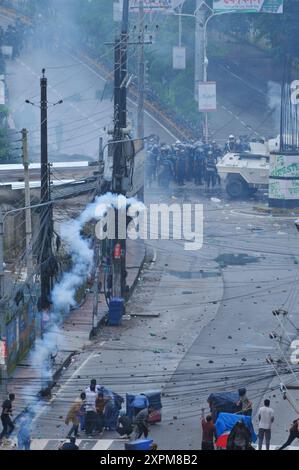 Massenproteste in Bangladesch heute halten Studenten und Menschen ein Protestprogramm am Chauhatta Point in Sylhet für 9-Punkte-Forderungen ab. Es gibt Spannungen in der Stadt. Während des Protestprogramms stießen Demonstranten eine Stunde lang mit der Polizei zusammen und es fanden mehrere Verfolgungen und Verfolgungen statt. Am 3. August 2024 in Sylhet, Bangladesch. Sylhet Sylhet District Bangladesch Copyright: XMdxRafayatxHaquexKhanx Stockfoto