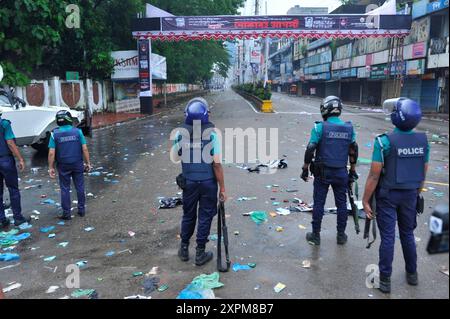 Massenproteste in Bangladesch heute halten Studenten und Menschen ein Protestprogramm am Chauhatta Point in Sylhet für 9-Punkte-Forderungen ab. Es gibt Spannungen in der Stadt. Während des Protestprogramms stießen Demonstranten eine Stunde lang mit der Polizei zusammen und es fanden mehrere Verfolgungen und Verfolgungen statt. Am 3. August 2024 in Sylhet, Bangladesch. Sylhet Sylhet District Bangladesch Copyright: XMdxRafayatxHaquexKhanx Stockfoto