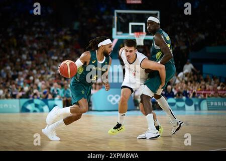 Paris, Frankreich. August 2024. Patrick Mills aus Australien und Vanja Marinkovic Serbien, Basketball, Männer-Viertelfinale zwischen Serbien und Australien während der Olympischen Spiele Paris 2024 am 6. August 2024 in der Arena Bercy in Paris, Frankreich - Foto Federico Pestellini/Panoramic/DPPI Media Credit: DPPI Media/Alamy Live News Stockfoto