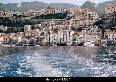 Scilla, Italien. August 2024. Die Gemeinde Scilla-Chianalea vom Wasser aus gesehen. Eine Zeremonie für den 1995 auf mysteriöse Weise verstorbenen Kapitän Natale de Grazia fand an Bord des italienischen Marineschiffs Palinuro in Scilla statt. Dank der Bemühungen der Magna Grecia Outdoor Association und der Sektion Scillaís des italienischen Seemannsverbandes wird der Hafen von Scilla de Grazia gewidmet sein. Quelle: SOPA Images Limited/Alamy Live News Stockfoto