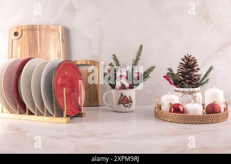 Schöner Neujahrs- und Weihnachtsküchenhintergrund mit Weihnachtsdekorationen und Küchenutensilien auf einer Marmorarbeitsfläche in einem modernen Interieur Stockfoto