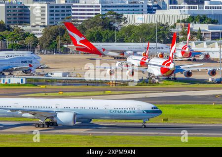Qantas und Cathay Pacific Jets auf dem Asphalt am Flughafen Sydney (Kingsford Smith) in Sydney, Australien. Stockfoto