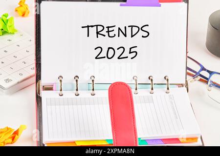 Symbol für konzeptionelle Trends 2025. Kopierbereich. Trends 2025 Wörter in einem offenen Notizbuch auf weißem Hintergrund Stockfoto