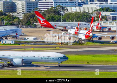 Qantas und Cathay Pacific Jets auf dem Asphalt am Flughafen Sydney (Kingsford Smith) in Sydney, Australien. Stockfoto